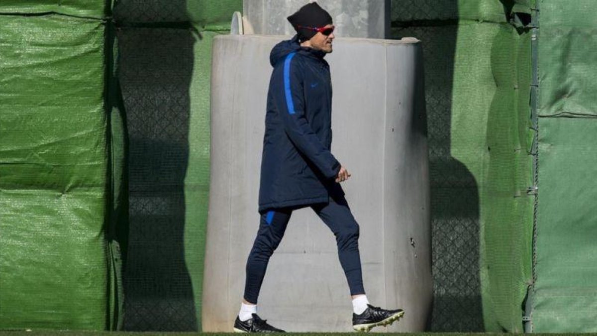 Luis Enrique entra en la ciudad deportiva para dirigir el entrenamiento del Barça antes de recibir al Atlético en la Copa.-JORDI COTRINA