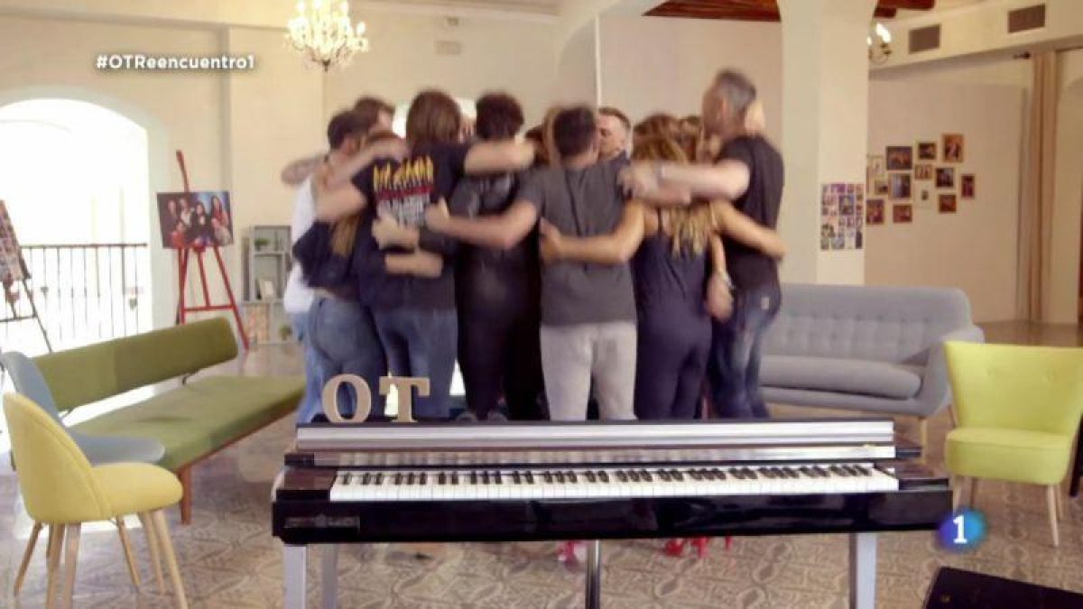 Imagen del programa de TVE-1 'OT: el reencuentro', con todos los 'triunfitos' fundidos en un abrazo.-TVE