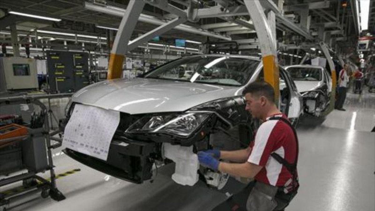 Un operario de Seat en la cadena de montaje del modelo Ibiza.-JOAN CORTADELLAS