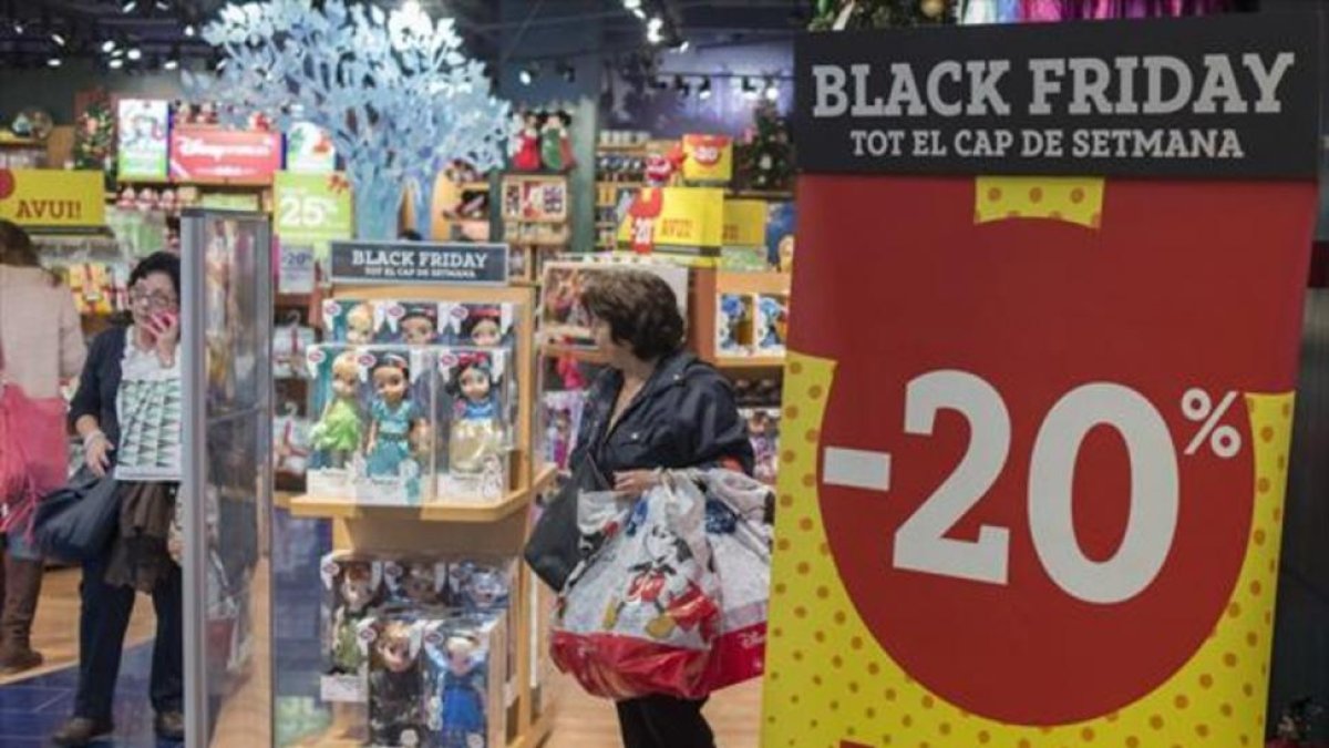 Actividad comercial en el pasado Black Friday.-FERRAN SENDRA