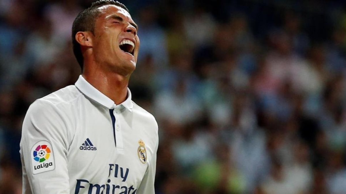 Cristiano se lamenta durante el encuentro ante al Villarreal.-REUTERS