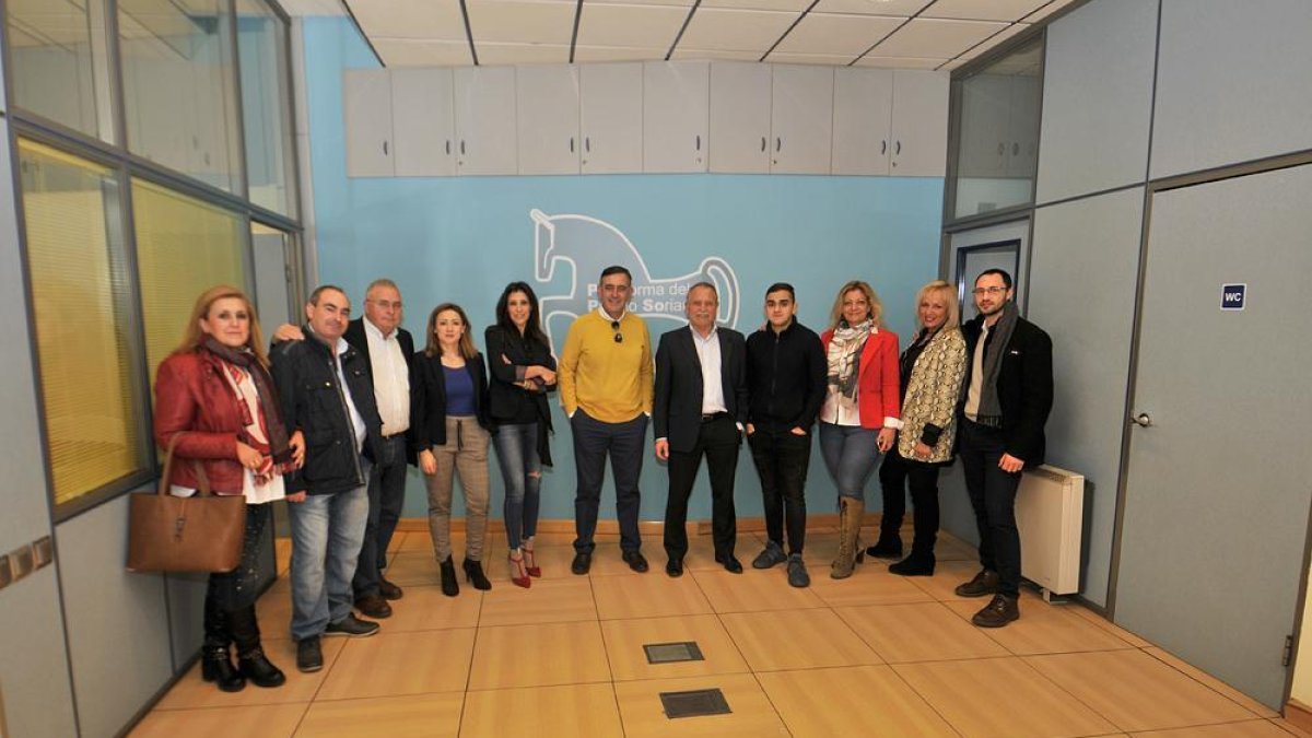 Miembros de la PPSO posan en la nueva sede.-VALENTÍN GUISANDE