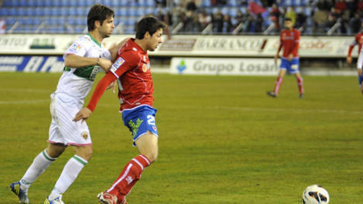 Héctor Verdés trata de frenar a Pedro durante el partido celebrado esta temporada en Los Pajaritos. / DIEGO MAYOR-