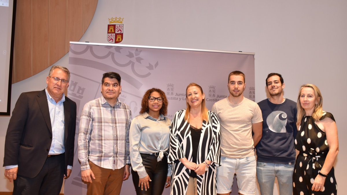 La delegada territorial informa de la nueva oferta educativa de Formación Profesional en la provincia con la presencia de varios alumnos. HDS