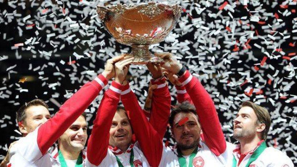 De izquierda a derecha, Marco Chiudinelli, Roger Federer, el capitán Severin Luthi, Stanislas Wawrinka y Michael Lammer, el equipo suizo de la Copa Davis, con el trofeo.-Foto: AFP / PHILIPPE HUGUEN