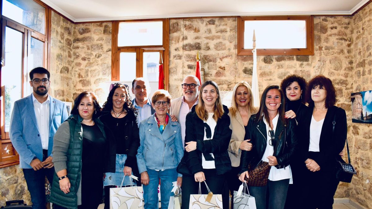 Autoridades y algunos participantes en el Día de la Mujer Rural en Covaleda.-HDS