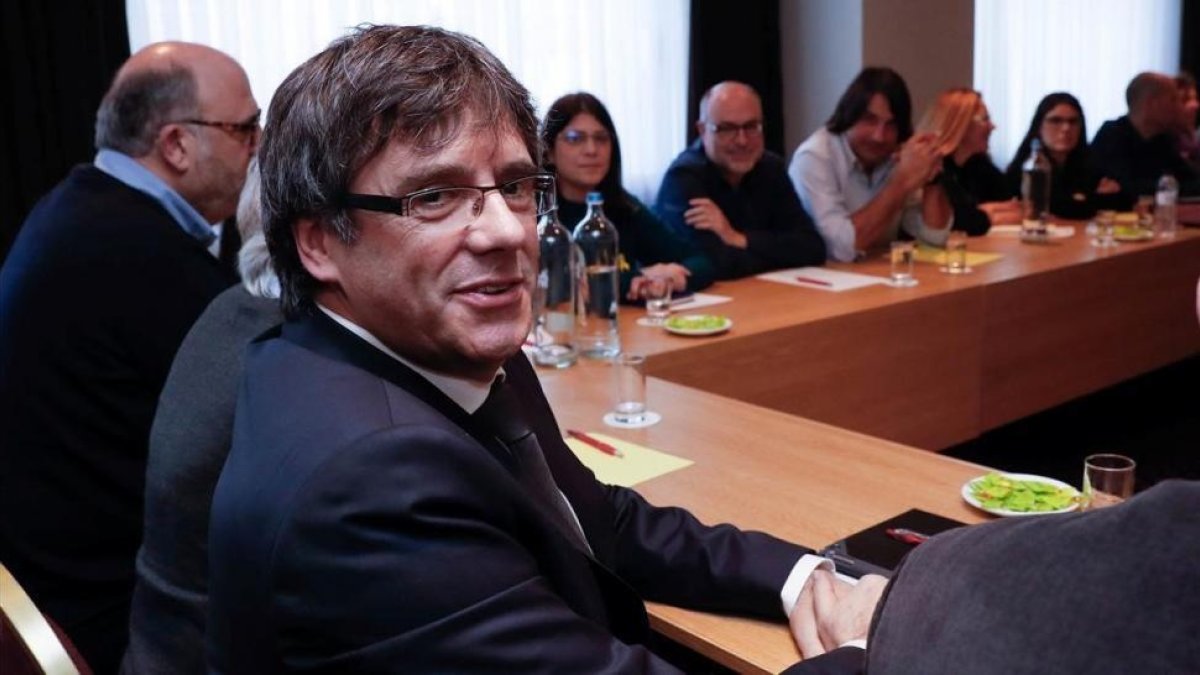Carles Puigdemont reunido con los miembros del Parlament en Bruselas.-YVES HERMAN (REUTERS)