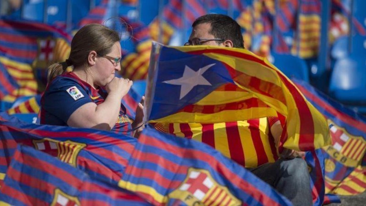 Seguidores azulgranas exhiben sus banderas en el interior del Vicente Calderón horas antes de la celebracion de la final de Copa del Rey.-JORDI COTRINA