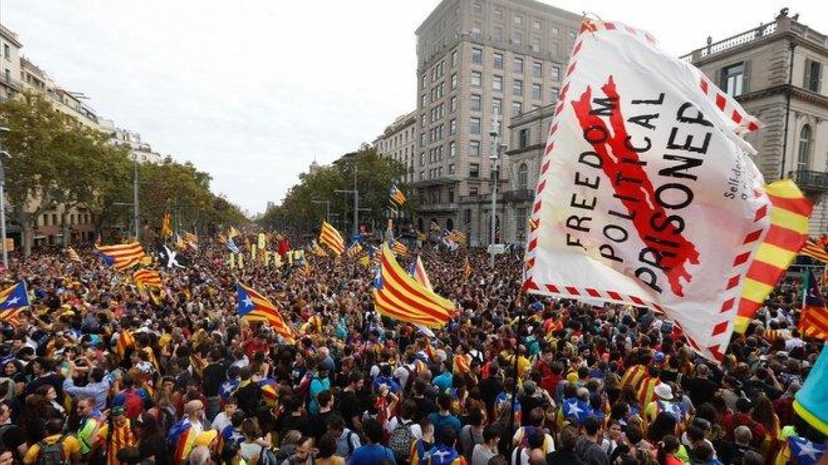 Ambiente de la manifestación en el paseo de Gracia de Barcelona.-FERRAN NADEU