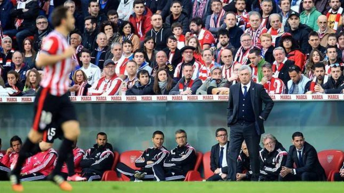 Carlo Ancelotti, en el estadio de San Mamés, en la derrota del Madrid.-Foto: EFE / LUIS TEJIDO