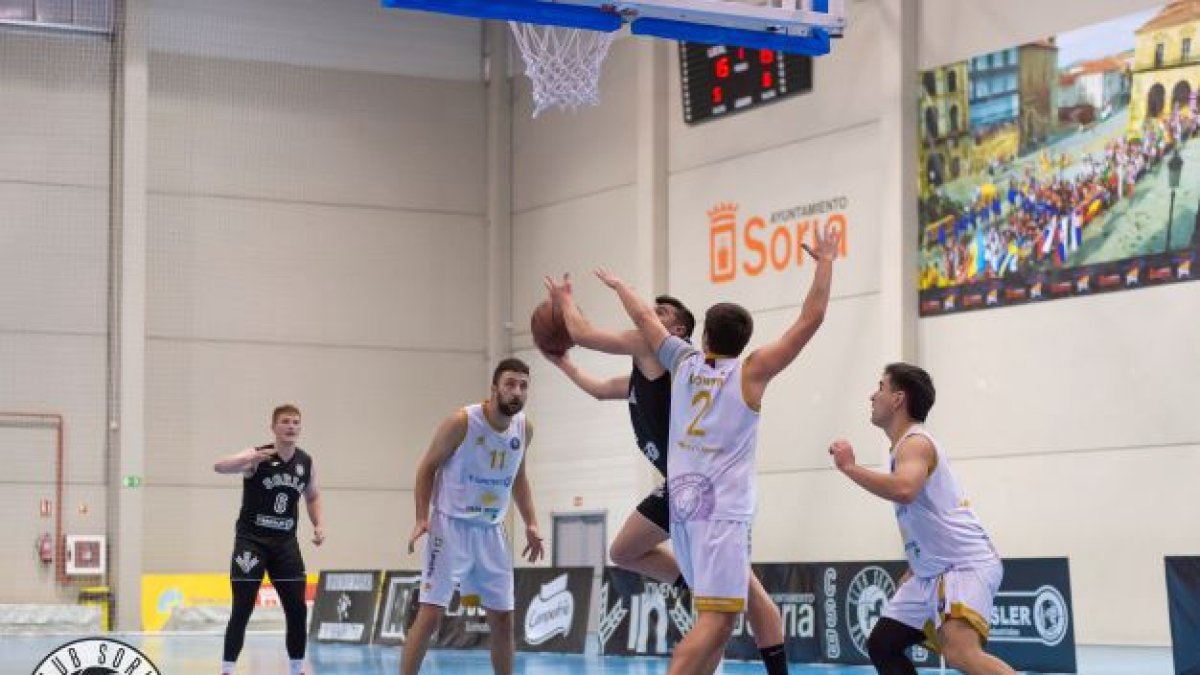 El Transler sólo practicó su juego en el primer cuarto ante el Carbajosa. HDS