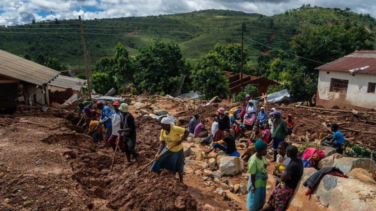 Habitantes de Mozambique realizan labores de rescate tras en paso del ciclón Idai.-AFP
