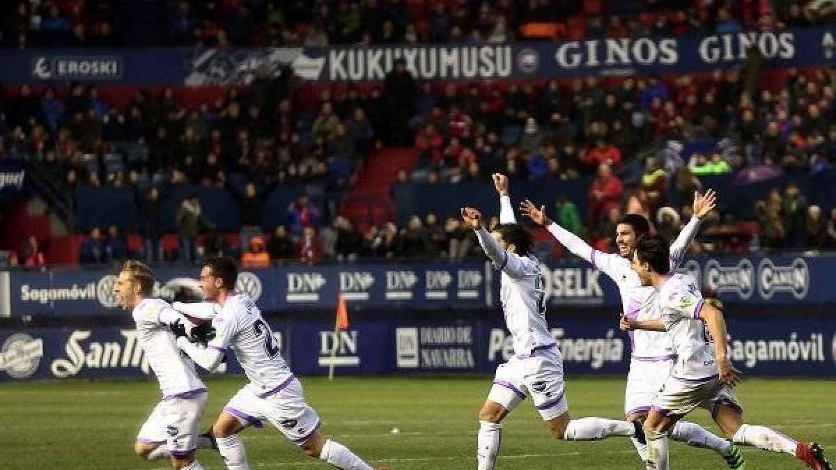 Los numantinos celebran el gol de Dani Nieto que dio el empate definitivo 2 a 2 este sábado en El Sadar ante el Osasuna.-ÁREA 11