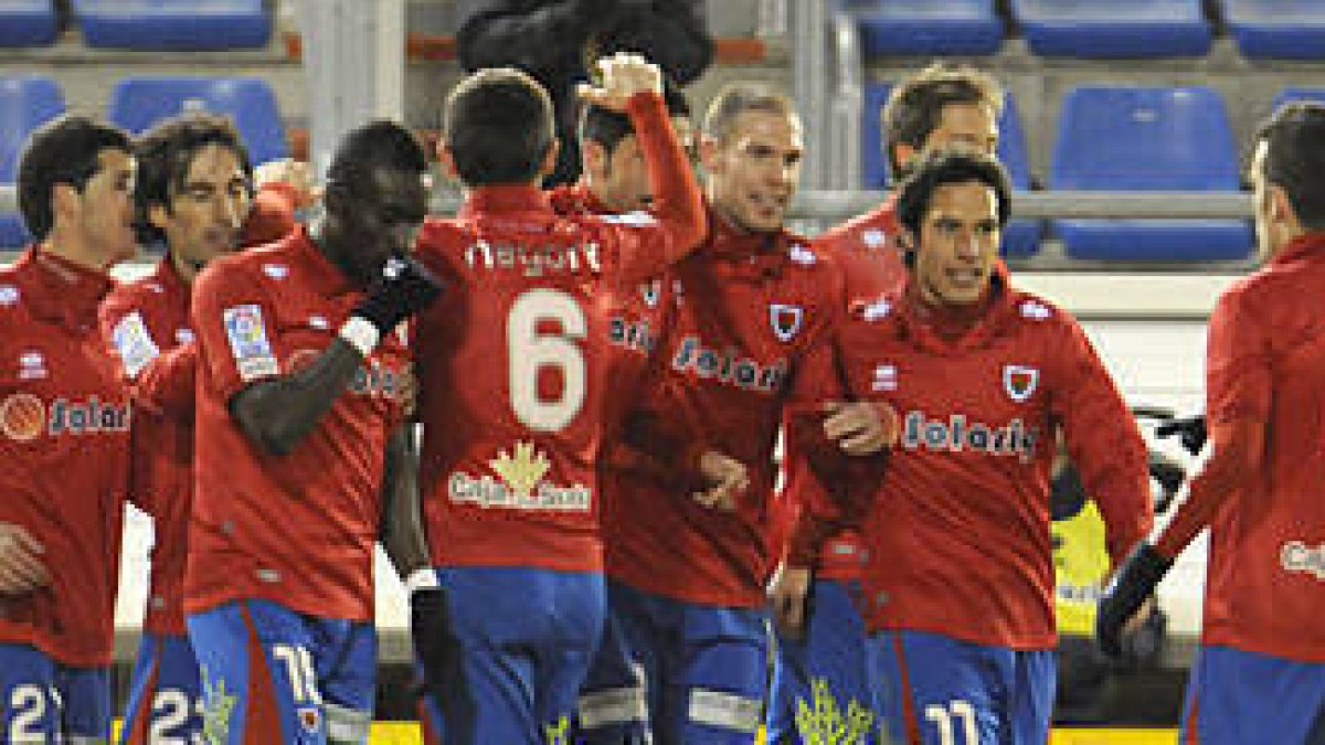 Los jugadores del Numancia celebran el primero de los cinco goles ante el Córdoba. / V. Guisande-