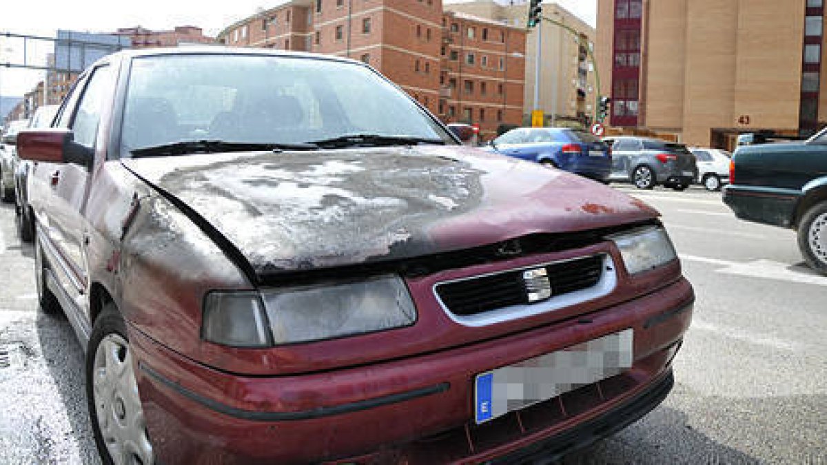 Incendio en el motor de un vehículo, ayer, en la Avenida de Valladolid. / DIEGO MAYOR-