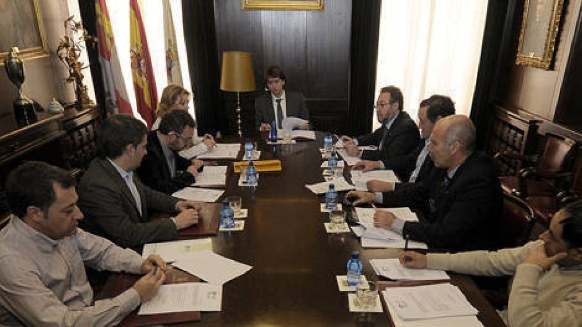 Los patronos del Caep durante la reunión mantenida ayer. / ÚRSULA SIERRA-