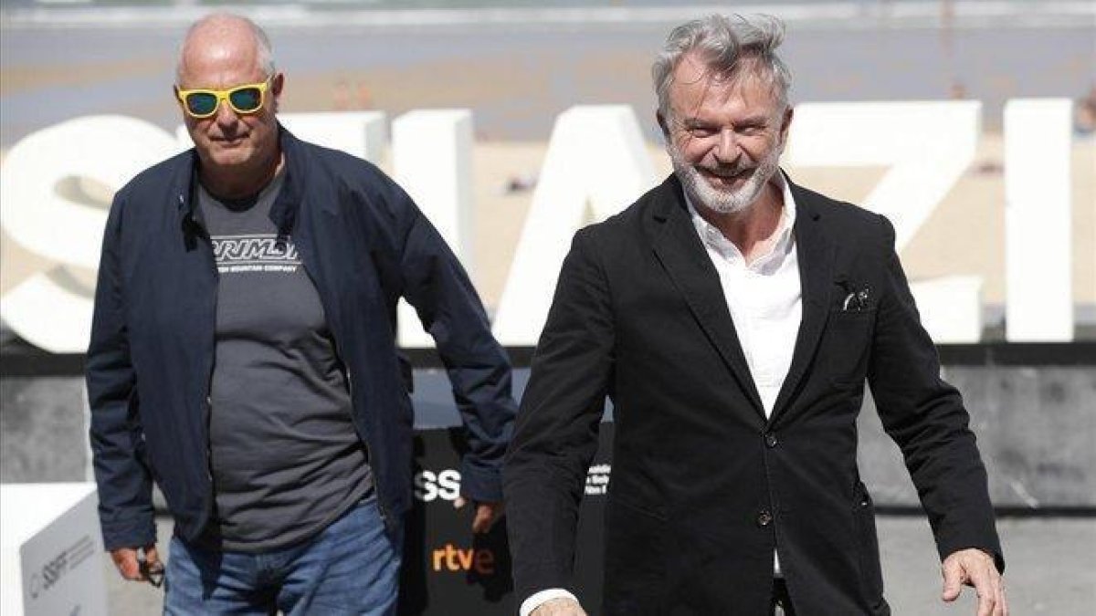 Roger Mitchell (izquierda) y Sam Neill, tras presentar ’Blackbird’ en San Sebastián-EFE / JUAN HERRERO