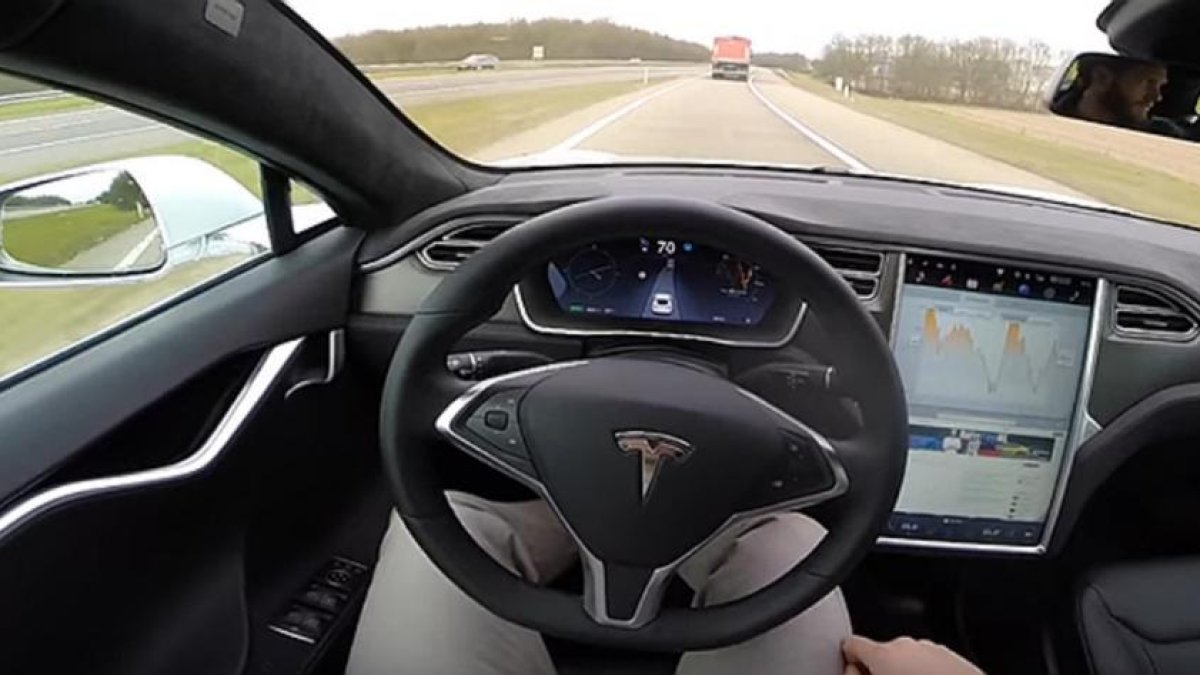 Prueba de conducción de un Tesla S.-YOUTUBE