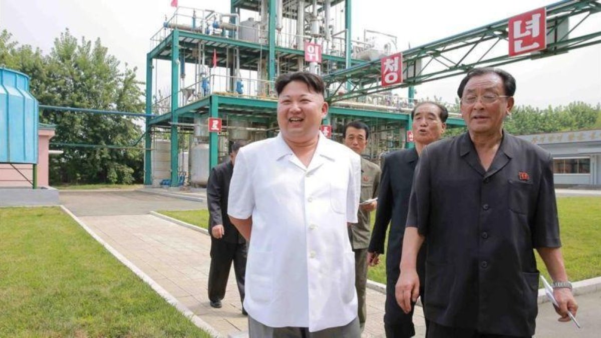 El dirigente norcoreano, Kim Jong-un (izquierda), durante una visita a una planta química en su país.-REUTERS