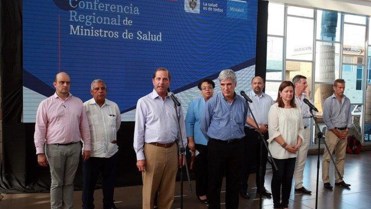 El Secretario de Salud de Estados Unidos, Alex Azar (tercero a la izquierda), y el ministro de Salud de Colombia, Juan Pablo Uribe (cuarto a la izquierda), hablan junto a otros ministros de Salud de la región.-EFE