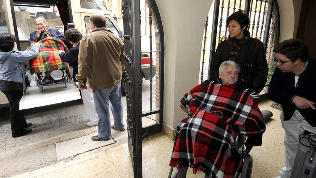 Un momento del traslado de los ancianos de ayer. /VALENTÍN GUISANDE-