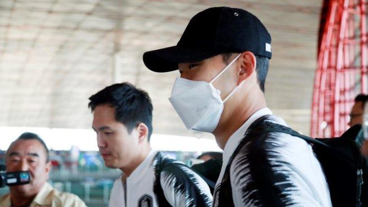 El capitán de la selección surcoreana Heung-min Son, jugador del Tottenham, este lunes en el aeropuerto de Pekín camino a Corea del Norte.-EPA / YNA