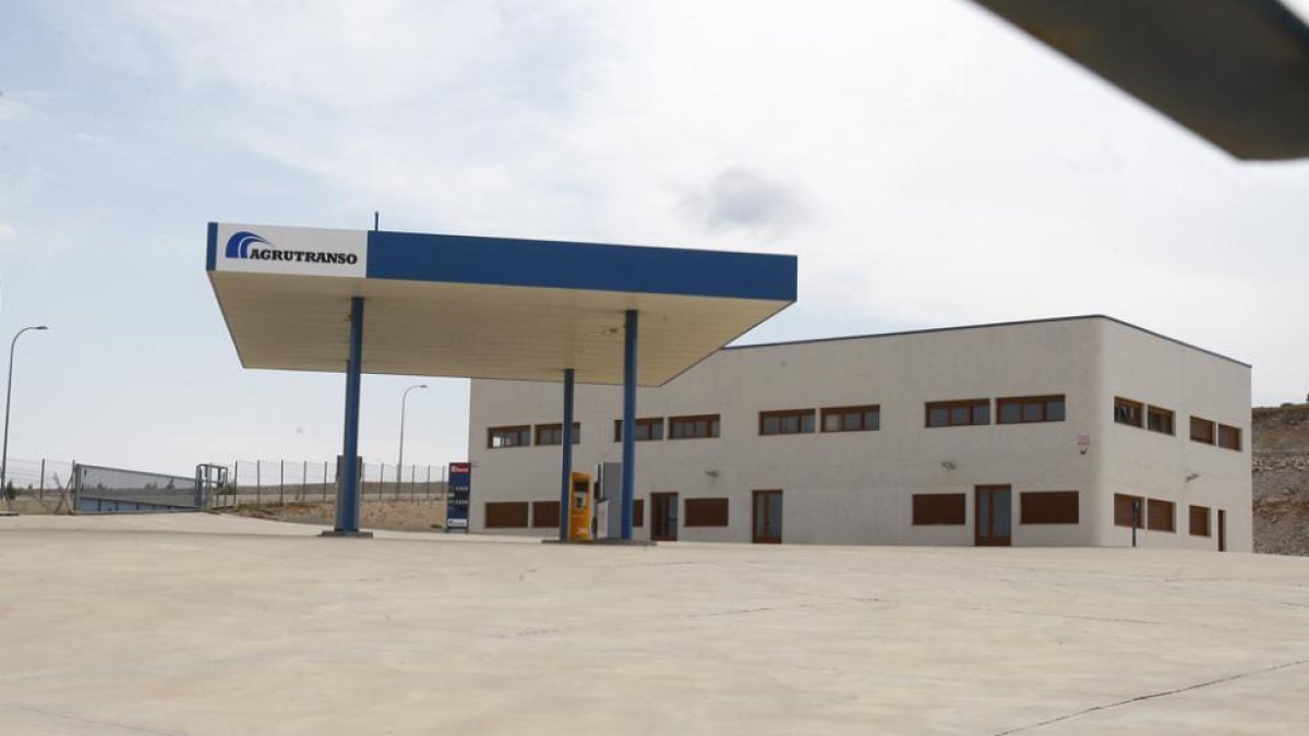 Gasolinera y edificio de control del centro logístico de Valcorba.-Mario Tejedor