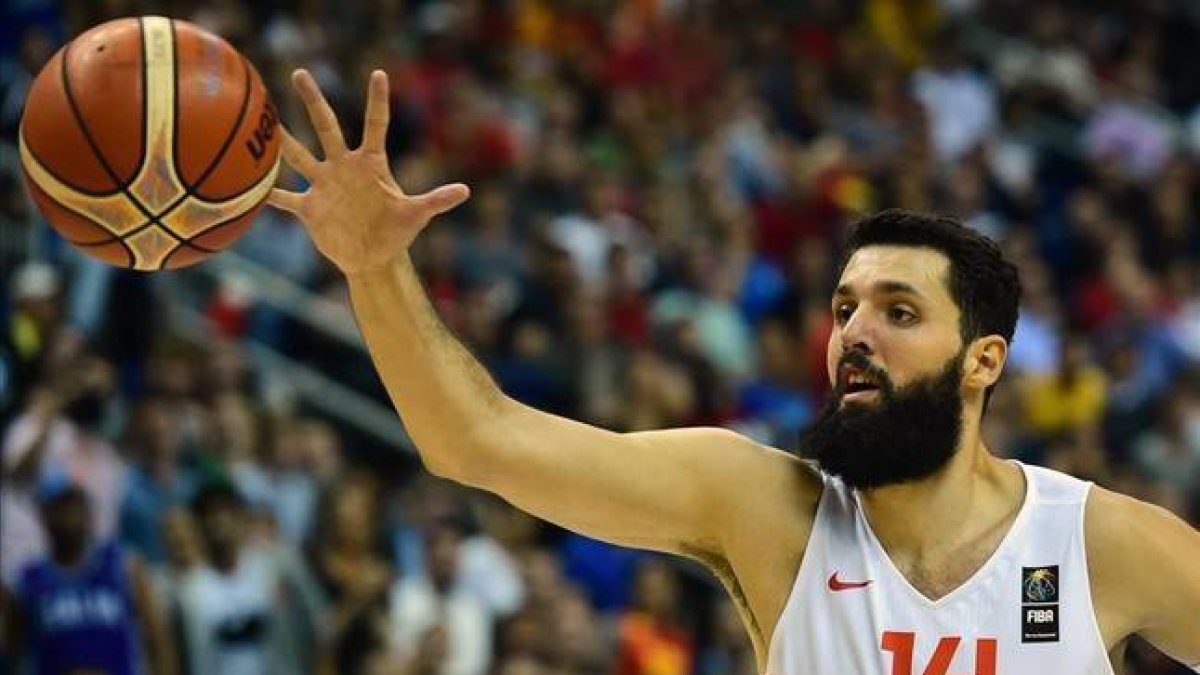 Mirotic, en el partido de la selección española ante Italia.-Foto: AFP PHOTO / JOHN MACDOUGALL