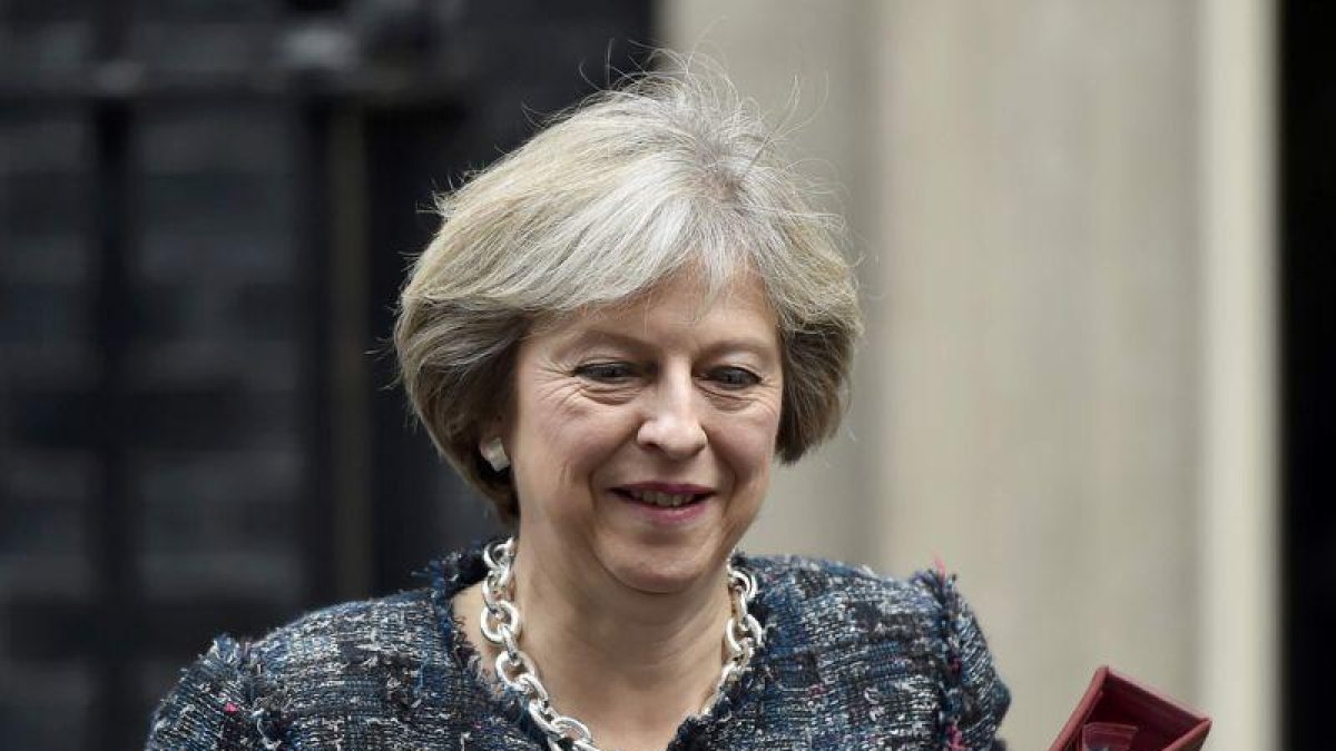 La primera ministra británica, Theresa May, a la salida de Downing Street.-HANNAH MCKAY / REUTERS
