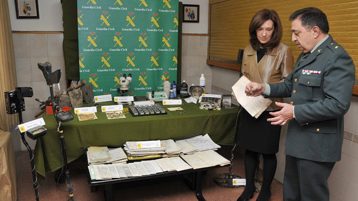 María José Heredia y José Manuel García Boluda junto con el material intervenido por la Guardia Civil en la Operación Picador . / VALENTÍN GUISANDE-