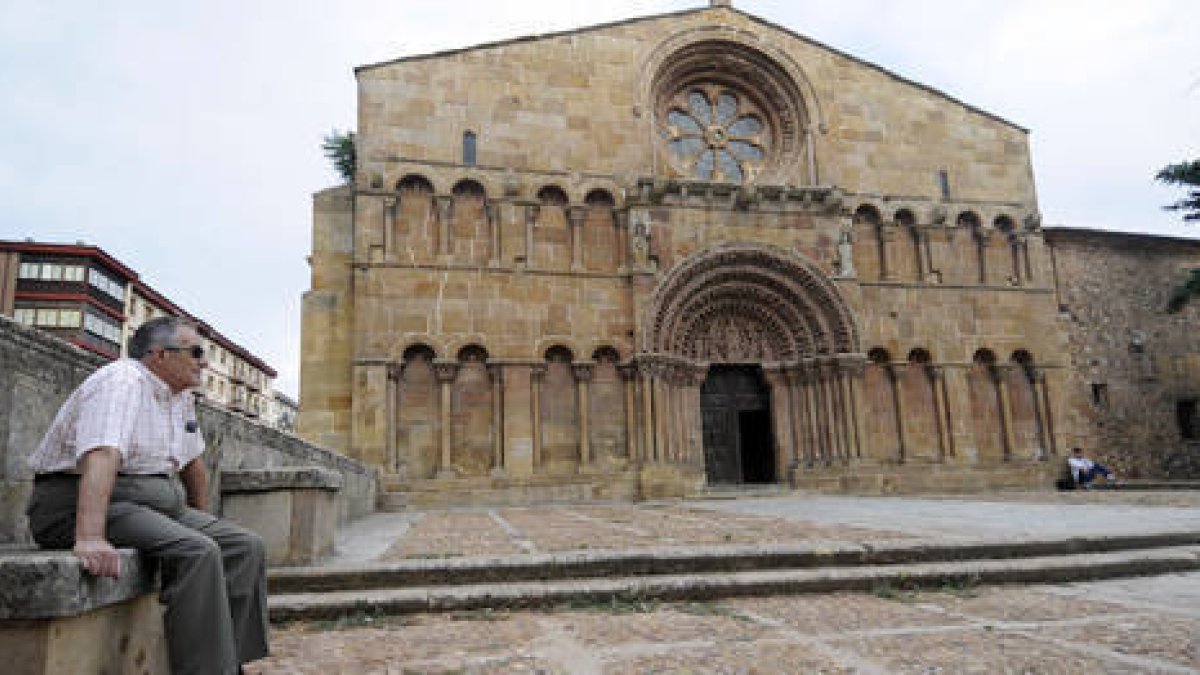 El Ayuntamiento acometerá de forma inminente obras de accesibilidad en el entorno de la iglesia de Santo Domingo. / Ú.S.-