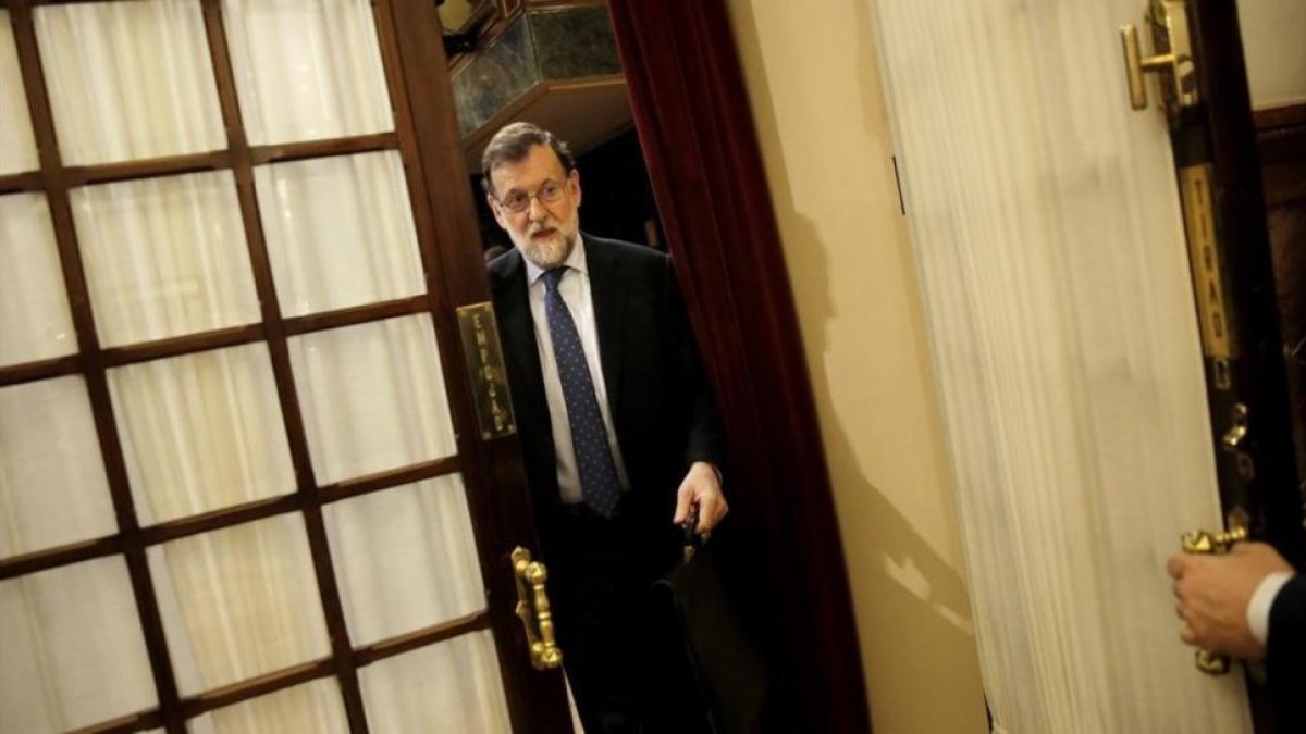 Mariano Rajoy entra al hemiciclo de Congreso, durante el pleno de este miércoles.-JOSÉ LUIS ROCA