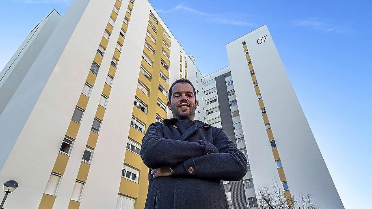 Ali Vasallo, coordinador de CityFied, delante de uno de los edificios de Torrelago en la localidad vallisoletana de Laguna de Duero.-- PABLO REQUEJO / PHOTOGENIC