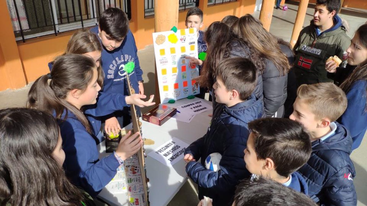 Mercadillo de sexto de Escolapias en el patio del centro.-STJ