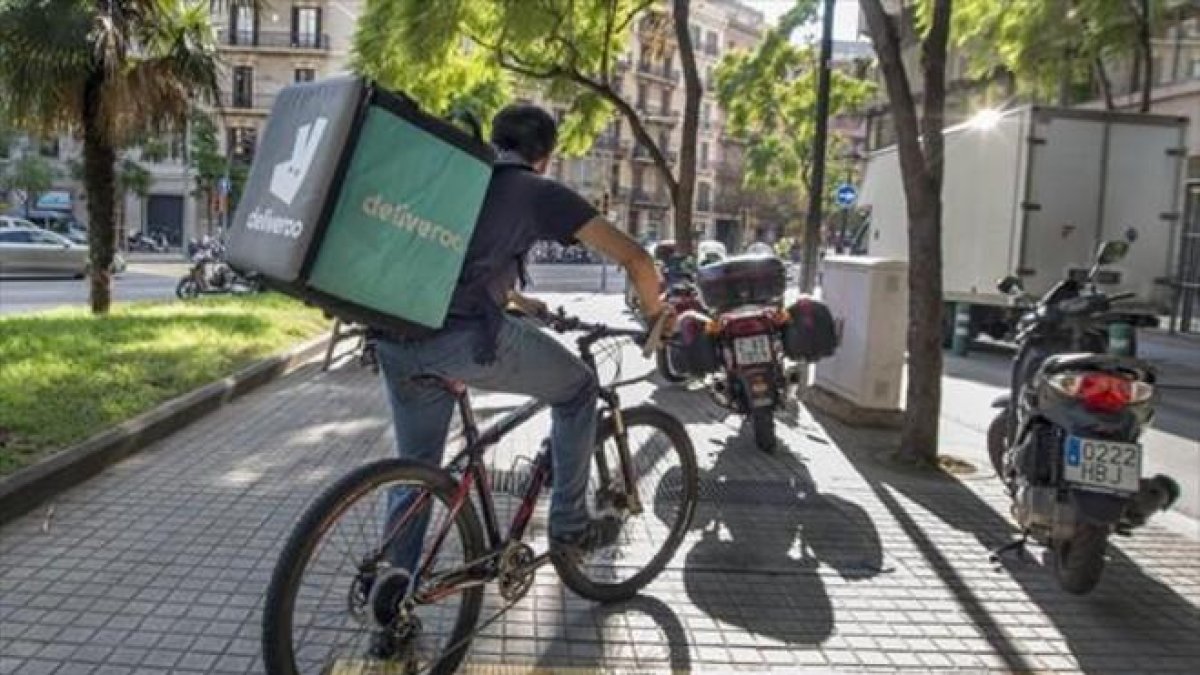 Repartidor de comida a domicilio en bici.-FERRAN SENDRA