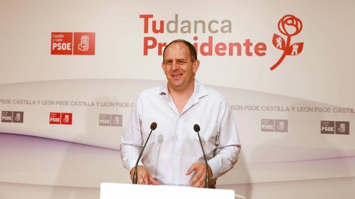 El secretario de Política Autonómica y Coordinación Parlamentaria del PSOE, José Luis Aceves, analiza la campaña de incendios forestales de la Junta y presenta las propuestas de su partido en esta materia-Ical