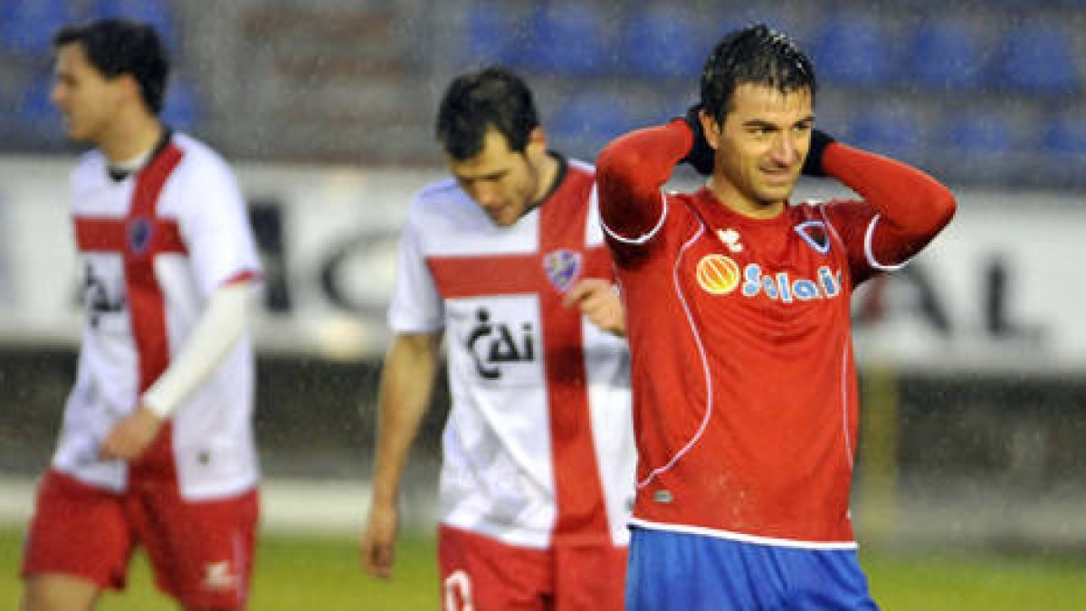Natalio se lamenta de una ocasión fallada ante el Huesca. / Diego Mayor-