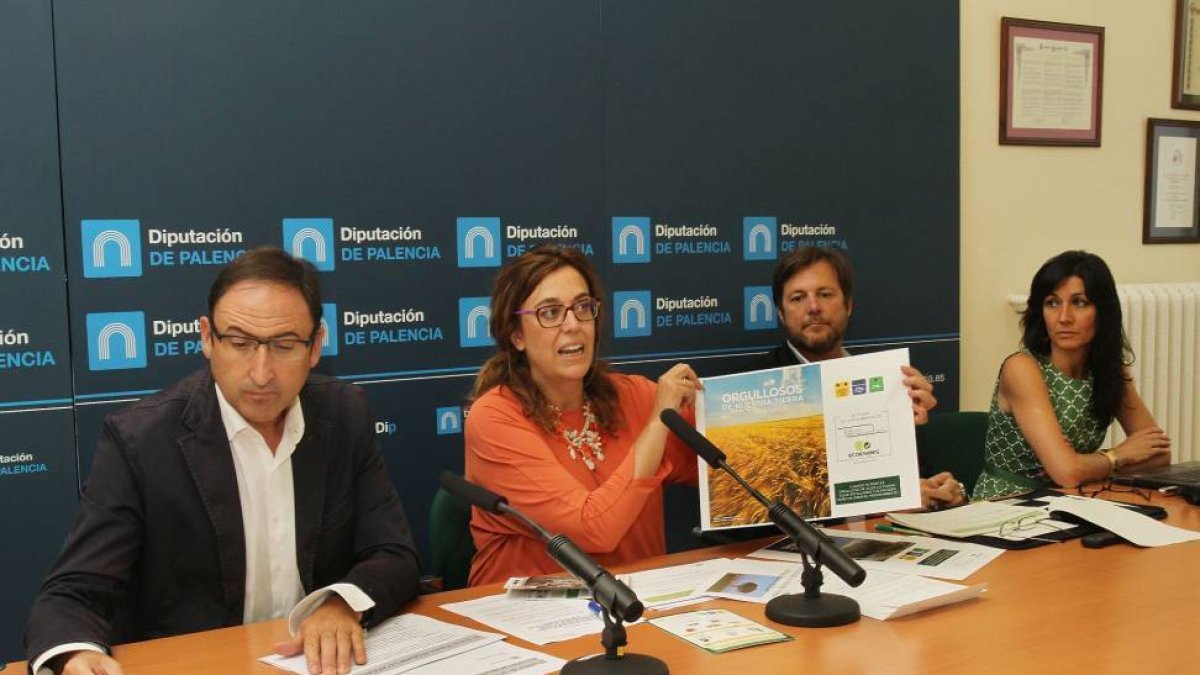 (IaD) El alcalde de Palencia, Alfonso Polanco, la presidenta de la Diputación y del Consorcio Provincial de Residuos, Ángeles Armisén, el gerente de Marketing de Ecoembes, Jaime Meléndez y la gerente del Consorcio, Mercedes Cófreces, presentan una nueva c-Ical