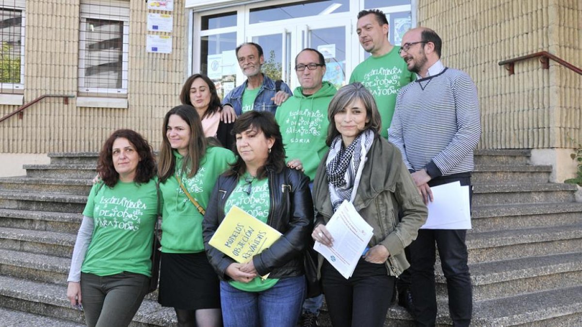 Representantes de la Plataforma por la Escuela Pública de Soria en el IES Virgen del Espino.-VALENTIN GUISANDE