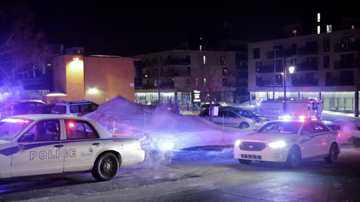 Patrullas de policía, en los alrededores de la mezquita atacada, el domingo en Quebec.-AP