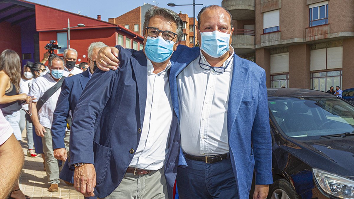 Heras y Peregrina a la salida de la sede del PP - MARIO TEJEDOR