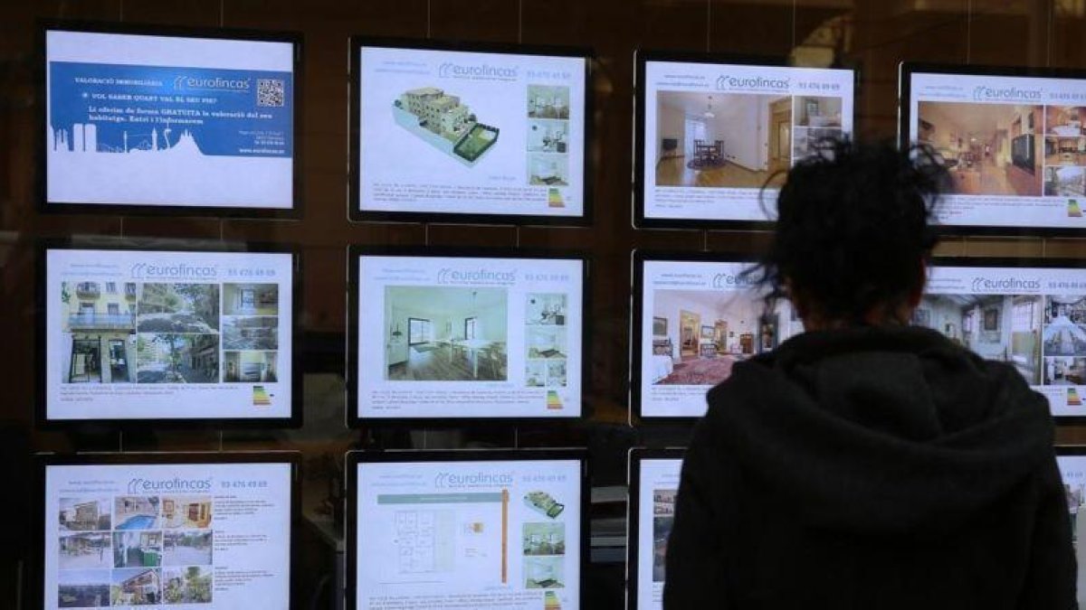 Oferta de pisos de una inmobiliaria del Eixample de Barcelona.-RICARD CUGAT