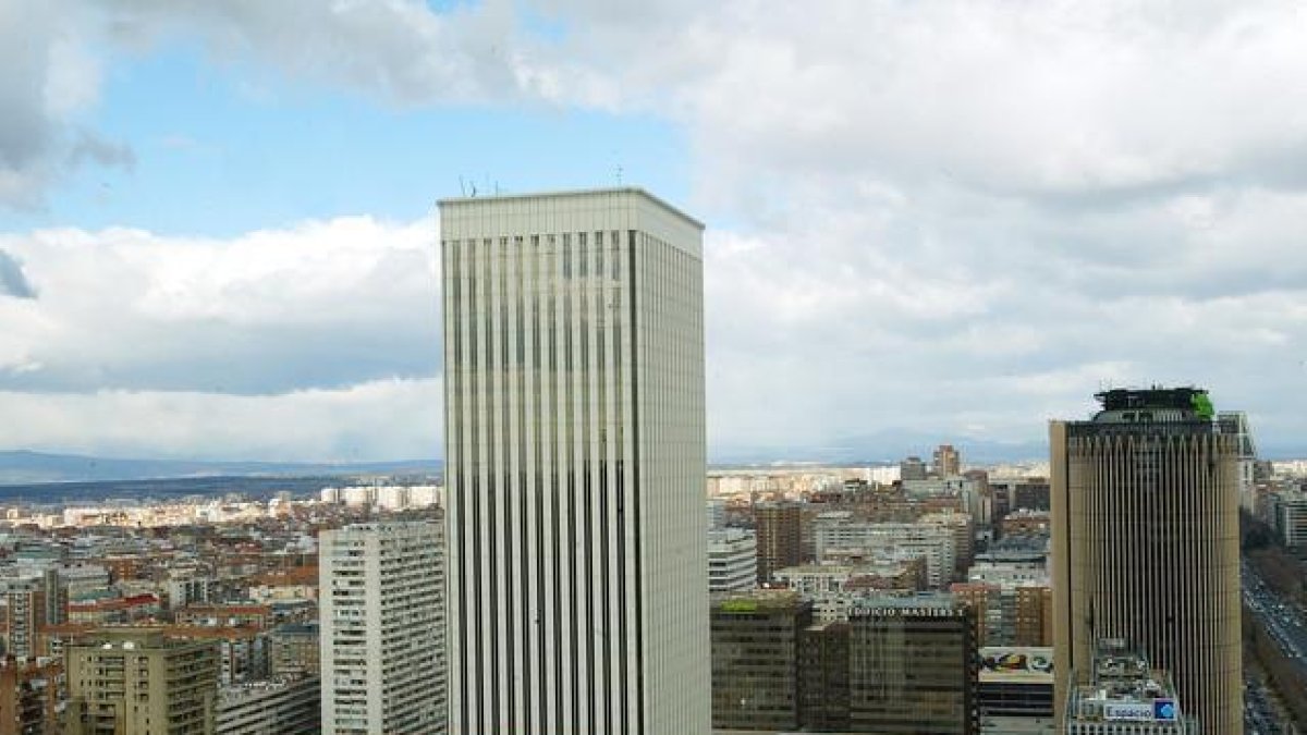 La Torre Picasso vista desde otro edificio.-