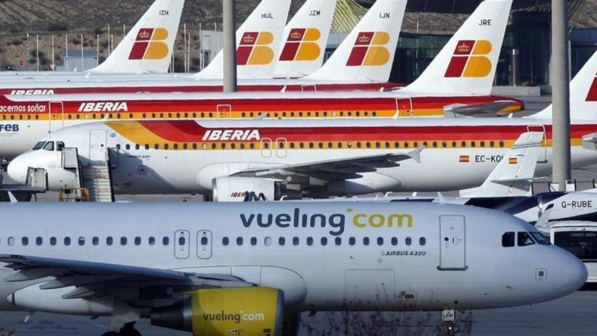 Avión de Vueling en el aeropuerto de Madrid.-