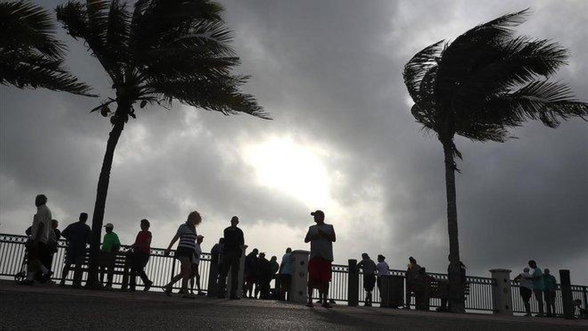La costa de Florida empieza a notar los efectos de los fuertes vientos del huracán ’Dorian’, este lunes.-MARK WILSON (AFP)