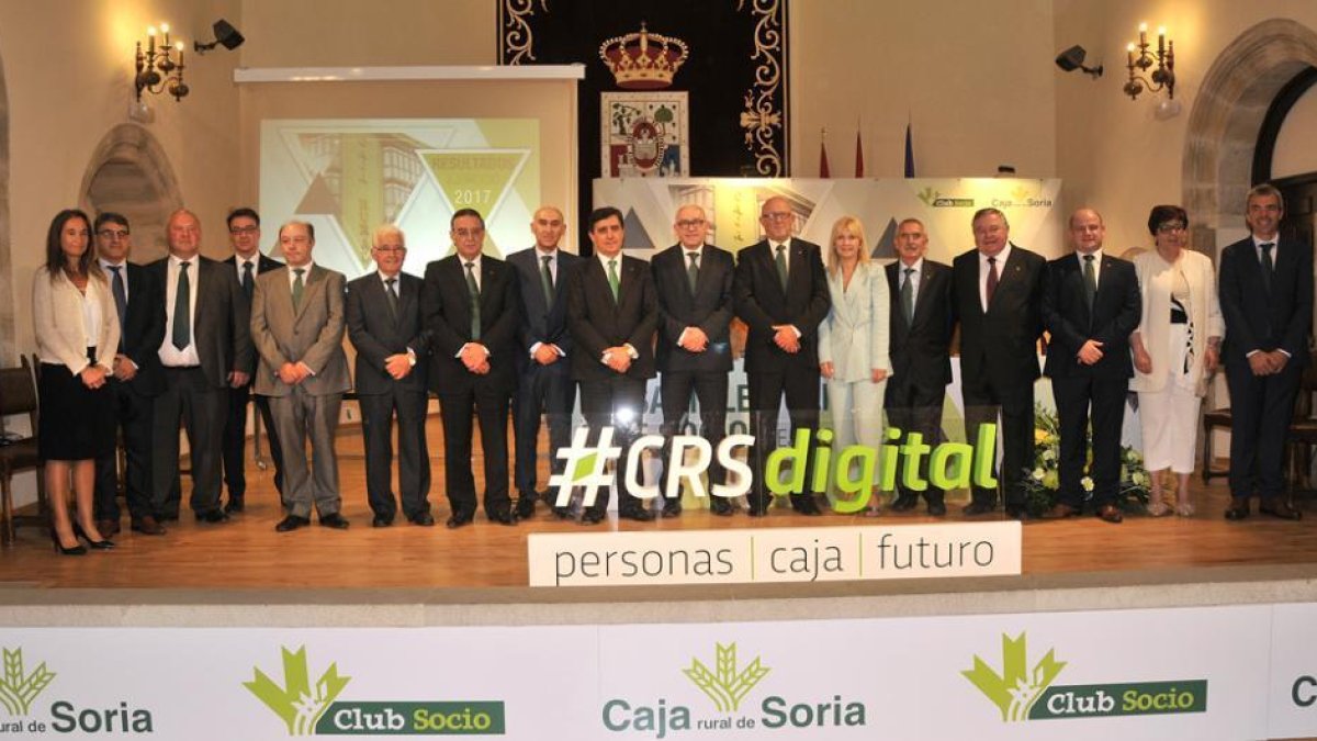 Los miembros del Consejo Rector posan tras el éxito de la Asamblea General de Socios.-VALENTÍN GUISANDE