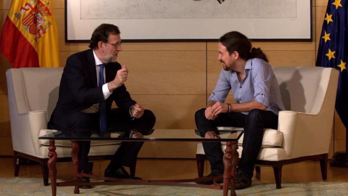 Mariano Rajoy y Pablo Iglesias en su reunión en el Congreso de los Diputados.-DAVID CASTRO