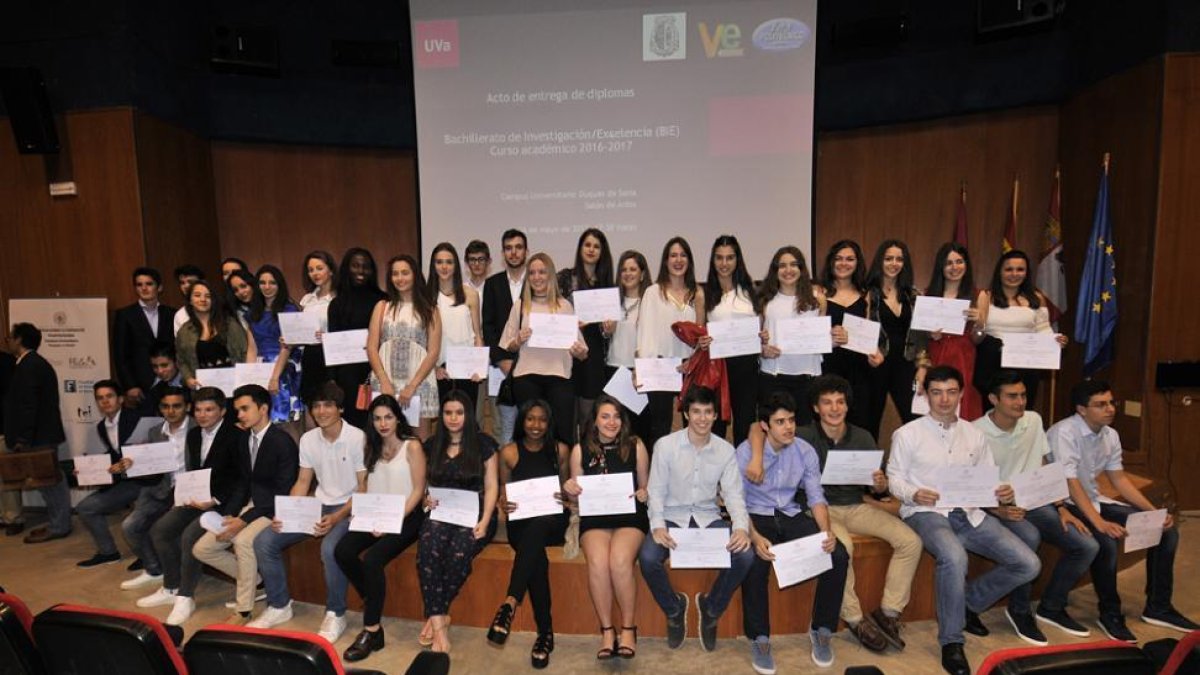 Foto conmemorativa con los alumnos premiados ayer.-Valentín Guisande