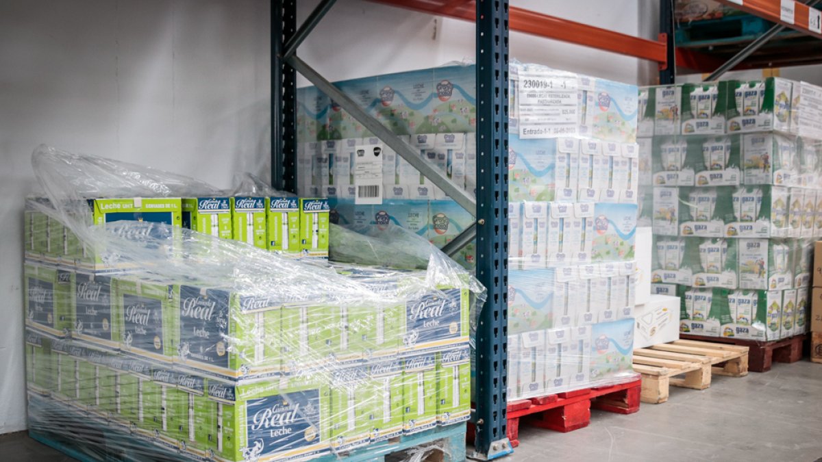 El Banco de Alimentos de Soria agotará existencias de leche en un par de meses. GONZALO MONTESEGURO