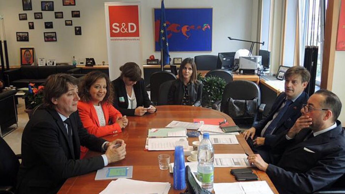 Carlos Martínez durante una de sus reuniones en Bruselas.-